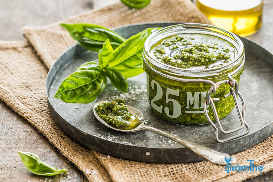 Để bảo quản húng tây, hãy làm sốt lá húng (Pesto) 